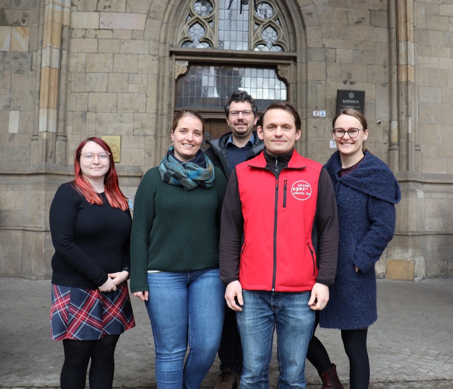 Kennst du die Stromfresser in deinem Haushalt?
Das Projekt Stromspar-Check der Caritas ist eine tolle Möglichkeit, diese rauszufinden und durch energiesparende Geräte zu ersetzen. Das spart pures Geld - und ist auch noch gut fürs Klima.
Besonders freut uns: Wir Bündnisgrüne konnten dafür wieder 20.000 € im städtischen Haushalt verankern.
Der Stromspar-Check der Caritas berät Haushalte direkt vor Ort und hilft, Energie- und Wasserkosten dauerhaft um bis zu 300€ pro Jahr zu senken. Das Besondere: Die Beratung erfolgt auf Augenhöhe und ist kostenlos.
Was das Projekt leistet:
💡 Kostenloses Angebot für alle Menschen mit geringem Einkommen
💡 Ehemalige langzeitarbeitslose Menschen werden zu Stromspar-Helfer*innen ausgebildet
💡 Zuschuss bis zu 200€ für den Austausch alter Stromfresser wie Kühlschrank
Danke für den guten Austausch im Rathaus!
Wenn ihr mehr über das Projekt wissen wollt, schaut einfach auf ➡️ www.stromspar-check.de vorbei.
#erfurt #grüneerfurt #stromsparen #strom #stromsparcheckerfurt