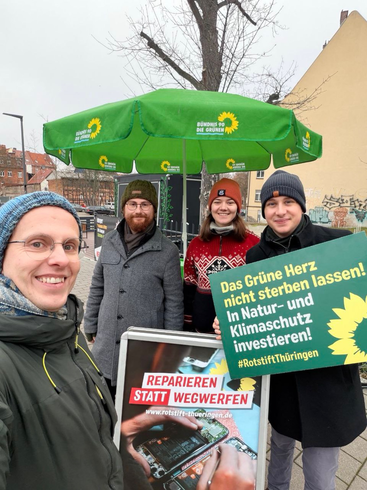 ⚠️ Der Reparaturbonus in Thüringen steht vor dem Aus.
Der Reparaturbonus in Thüringen hilft, kaputte Geräte zu reparieren statt sie wegzuschmeißen – gut für Umwelt 🌍, Klima und den Geldbeutel 💚.
✍️ Am Wochenende und in den letzten Wochen haben wir schon über 1.800 Unterschriften gesammelt – danke dafür!
Jetzt heißt es: zusammenhalten und die letzten Unterschriften holen, damit der öffentliche Durck wächst und der Reparaturbonus bleibt und Elektroschrott weiter vermieden wird 💪.
👉 Jetzt noch mitzeichnen!
🔗 Link in Bio
#Reparaturbonus #GrüneErfurt #GrüneThüringen #ElektroschrottVermeiden #Nachhaltigkeit #Petition #GemeinsamStark