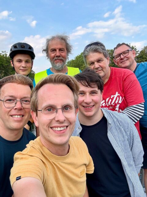 🚲 Grüne Fahrradtour und Stammtisch🌿
Am letzten Mittwoch schwangen sich sieben motivierte grüne Radler auf das Rad und fuhren gemeinsam nach Möbisburg (16km) und im Anschluss zu unserem Stammtisch ins Nerly.
Bei unserem Grünen Stammtisch tauschten wir uns bei einem kühlen Getränk über aktuelle politische Themen von Mobilitätswende bis Klimaschutz aus.
So einfach verbindet sich Bewegung mit politischem Engagement!
Gemeinsam für eine lebenswerte Stadt und eine gerechte Zukunft. 🌍
#Stadtradeln2025 #Stadtradeln #GrünerStammtisch #Fahrradtour #Klimaschutz #B90DieGrünen #Nachhaltigkeit #Gemeinschaft #MobilOhneAuto #GrüneZukunft