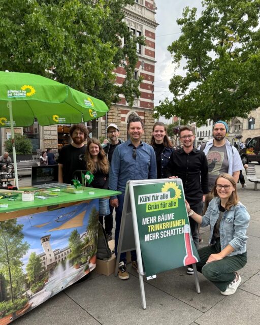 „Kühl für alle, Grün für alle“ auf dem Anger 🌿

Auch wenn sich die Sonne heute etwas zurückhielt, war klar: Die nächste Hitzewelle kommt. 

Und wir zeigen, wie Städte darauf vorbereitet sein können.
Mitten in Erfurt haben wir heute gezeigt, was es dafür braucht: mehr Grün, mehr Schatten, mehr Trinkwasser für alle. Mit vielen Gesprächen, Infomaterial und kühlen Impulsen wurde deutlich – Hitzeschutz ist Daseinsvorsorge.

Jetzt braucht es eine landesweite Strategie zur Klimaanpassung. Mit echten Investitionen statt leerer Versprechen.

Danke an alle, die heute dabei waren und ein Zeichen für klimagerechte Städte gesetzt haben! 💚

#Hitzeschutz #GrüneErfurt #GrünFürAlle #KühlFürAlle