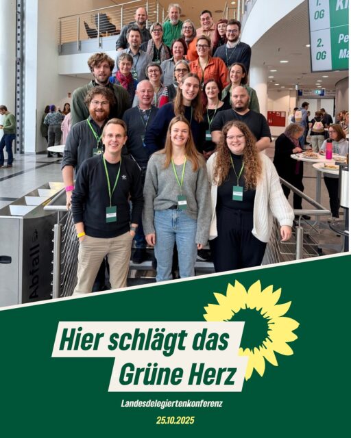 💚 Hier schlägt das Grüne Herz – und es pocht laut!
Thüringen, dein grünes Gewissen war auf der #LDK25 in Erfurt zu spüren! 🌿🔥 Wir sind das Grüne Herz – nicht nur im Namen, sondern im Kampf für Klimaschutz, Vielfalt und Zusammenhalt. Während andere kürzen, spalten oder wegschauen, zeigen wir: Wir bleiben kämpferisch. Wir bleiben hoffnungsvoll.
👊 Empört? Ja! Über Rassismus im Kanzleramt, Haushaltskürzungen für Natur & Integration, und den wachsenden Rechtsextremismus.
✨ Zuversichtlich? ABSOLUT! Denn wir haben Pläne für ein lebenswertes Thüringen – mit euch, mit der Zivilgesellschaft, Seite an Seite.
Gratulation an @lau.ra_wahl @gruenerdavid und @elisa_ohnebeth für die Wahl in den Landesparteirat von @gruene_th 
#GrünesHerz #Thüringen #LDK2025 #Klimaschutz #Zusammenhalt #Bündnispartei #Erfurt
