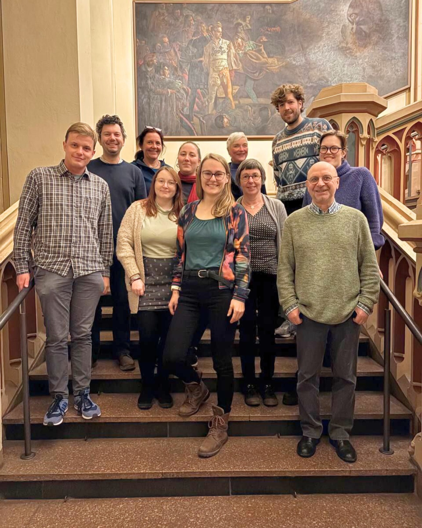 Zukunft sichern statt Rückschritt verwalten!

In unserer Fraktionssitzung am Montag haben wir mit unseren sachkundigen Bürger*innen klar Position bezogen. Der Haushaltsentwurf des Oberbürgermeisters braucht ein Update, denn bei Klimaschutz, besseren Radwegen sowie Investitionen in Kultur, Bildung, Antidiskriminierung und dem Aktionsplan gegen Wohnungslosigkeit darf nicht gekürzt werden!
Wir sagen: Kürzungen am Falschen führen nicht weiter.

✅ Mehr Zukunft. ✅ Mehr Zusammenhalt. ✅ Mehr Lebensqualität.

Wir Bündnisgrüne stehen für einen Haushalt, der den gesellschaftlichen Zusammenhalt stärkt und unsere Stadt zukunftsfest macht. 💚

#HaushaltMitZukunft #GrüneErfurt #MehrZusammenhalt #ZukunftstattRückschritt