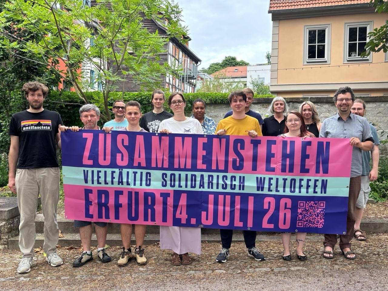 💜 Zusammenstehen. Vielfältig. Demokratisch.
Am 4. Juli 2026 wollen wir gemeinsam ein klares, friedliches und gewaltfreies Zeichen setzen – für Demokratie, Menschenwürde und eine tolerante Gesellschaft.
Während die AfD ihren Bundesparteitag in Erfurt abhält, zeigen wir: Unsere Stadt steht für Zusammenhalt statt Spaltung, für Vielfalt statt Ausgrenzung und für ein respektvolles Miteinander.
📍 Bündnisgrüner Stand am Theaterplatz
🕙 10:00–17:00 Uhr
📍 Zubringer-Demo 🕙 10:00–12:00 Uhr
🚶 Willy-Brandt-Platz (Hauptbahnhof Erfurt) → Messe Erfurt 💚 Grüner Treffpunkt: vom Hbf rechts Richtung Kreisverkehr (Grüne Fahnen)
An der Messe findet anschließend die Hauptkundgebung mit Redebeiträgen und Live-Musik statt.
Sei dabei und gemeinsam setzten wir ein Zeichen für die demokratische und vielseitige Gesellschaft.
#zusammenstehen #erfurt #demokratie #vielfalt #grüneerfurt