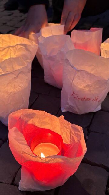 Das eigene Zuhause bleibt für viele Frauen der gefährlichste Ort.

Auch in Erfurt zeigt sich: Häusliche Gewalt ist bittere Realität. 2024 wurden 69 Fälle registriert, 67 davon betrafen Frauen – mit hoher Dunkelziffer.

Wir GRÜNE fordern:

🟢 Aufnahme von Femizid ins Strafgesetzbuch
🟢 Mehr Frauenschutzplätze in Thüringen
🟢 Aggressionsbewältigungsprogramme für Täter
🟢 Stärkere Präventionsarbeit in Schulen und Bildungseinrichtungen.

Gewalt gegen Frauen und Mädchen ist eine gesamtgesellschaftliche Aufgabe.

#NeinZuGewalt #25November #GrüneErfurt #Feminismus #OrangeTheWorld