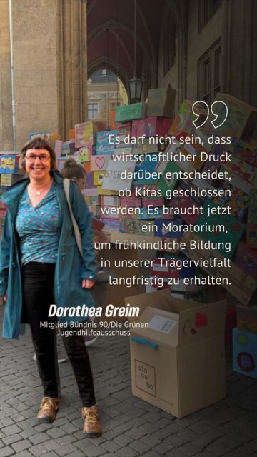 Der Stadtelternbeirat Erfurt (STEB) hat am 09. März 2026 alle Eltern, Familien und Unterstützer:innen dazu aufgerufen, gemeinsam auf die Straße zu gehen. 🪧📢
Wir wollen ein starkes, unüberhörbares Zeichen setzen: Erfurt braucht das Moratorium – jetzt‼️
Am 18. März 2026 entscheidet der Stadtrat über die Weichenstellung für die kommenden Jahre in der frühkindlichen Bildung. Diese Entscheidung betrifft nicht nur Strukturen, sondern das tägliche Leben unserer Kinder. „Wir Eltern erleben hautnah, was es bedeutet, wenn pädagogische Fachkräfte fehlen: weniger Zeit, weniger Zuwendung, weniger Chancen.“🧑‍🧑‍🧒‍🧒
Deshalb fordern wir: Alle pädagogischen Fachkräfte müssen in den Erfurter Kitas gehalten werden. 
Jeder einzelne Mensch, der mit Herz ❤️ und Kompetenz in unseren Einrichtungen arbeitet, ist unverzichtbar. 
Nur wenn wir diese Fachkräfte sichern, können wir die Qualität in den Kitas spürbar und nachhaltig verbessern.
Wir stehen auf – für unsere Kinder, für die Menschen, die sie begleiten, und für eine Stadt, die Verantwortung übernimmt.💚

#erfurt #grüneerfurt #demo #kitamoratorium #stadtrat