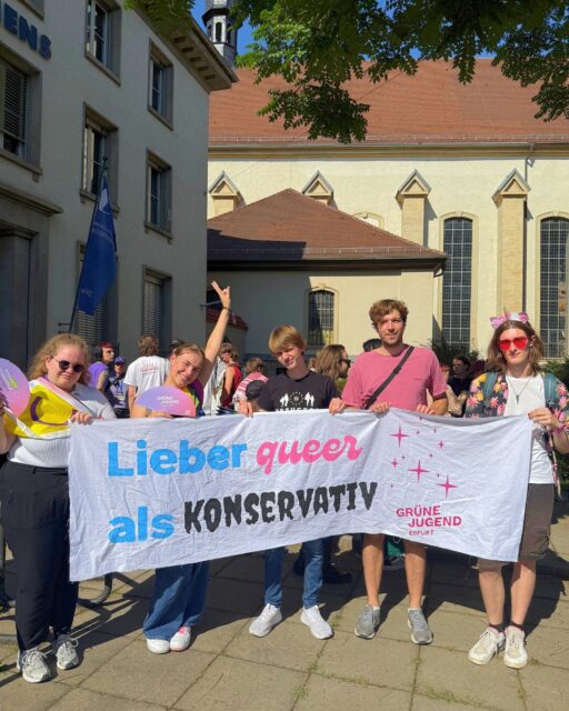 CSD Erfurt 2025 – gemeinsam bunt & sichtbar! ✨🌈
Am Samstag waren wir mit vielen anderen in Erfurt unterwegs, um beim CSD ein Zeichen für Vielfalt, Respekt und Gleichberechtigung zu setzen.
Unsere zentralen Forderungen bleiben:
✊ Queere Schutzräume stärken und ausbauen
✊ Eine Antidiskriminierungsstelle endlich umsetzen
✊ Gemeinsam für Vielfalt, Respekt und Zusammenhalt eintreten
Nach der Demo quer durch die Stadt wurde der Domplatz zum Ort für Begegnung, Austausch und Miteinander. Auch unser Stand war gut besucht – besonders unser Sonnencremespender war ein echtes Highlight. 😎☀️ Hitzeschutz ist nicht nur wichtig, sondern auch ein Zeichen von Fürsorge.
Es war großartig, Teil dieser bunten, starken und lauten Demo & Feier zu sein
📸 Hier ein paar Eindrücke vom Samstag!
#CSD2025