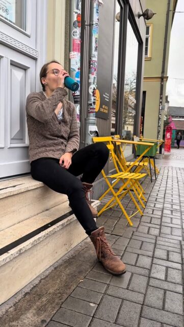 🚧 Verkehrsberuhigung am Wenigemarkt

Ab Frühjahr 2026 wird es am Wenigemarkt endlich ruhiger: Der Platz wird im Rahmen einer Verkehrsberuhigung für den Durchgangsverkehr gesperrt – ausgenommen sind Radfahrende und Anlieger.

Das entsprechende Verkehrsschild wird direkt am Eingang zur Futterstraße stehen. So wird Such- und Poserverkehr effektiv aus dem Gebiet herausgehalten – eine Lösung, für die wir Grüne uns von Anfang an stark gemacht haben. 🙌

Auch die Bürger*innenbefragung hat klar gezeigt: Eine überwältigende Mehrheit wünscht sich eine Verkehrsberuhigung für einen der schönsten Plätze Erfurts. 💚

Mit diesem Schritt setzt Erfurt ein deutliches Zeichen für mehr Aufenthaltsqualität in der Altstadt. Perfekt, um im Sommer entspannt Kaffee oder Aperol zu genießen und den Platz neu zu erleben. 🌿☀️

#GrüneErfurt #Wenigemarkt #Verkehrsberuhigung #Altstadtleben