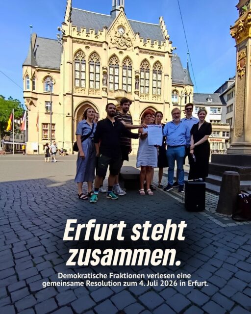 Stadtrat steht zusammen!
Wir wir haben heute mit allen demokratischen Fraktionen unsere Resolution zum 4. Juli 2026 verlesen.
Der beste Schutz der Demokratie ist ihre gelebte Praxis. Mündige Bürger*innen mischen sich ein. Sie ergreifen Partei für die freiheitlich-demokratische Grundordnung.
Sie nutzen Grundrechte - auch die Versammlungsfreiheit. Darum laden wir am 4. Juli 2026 zu einem offenen, fröhlichen, friedlichen und entschlossenen Fest der Demokratie - Zusammenstehen - ein.
Wir stehen zusammen!
#erfurt #grüeneerfurt #jasperrobeck #grüneimstadtrat #zusammenstehen