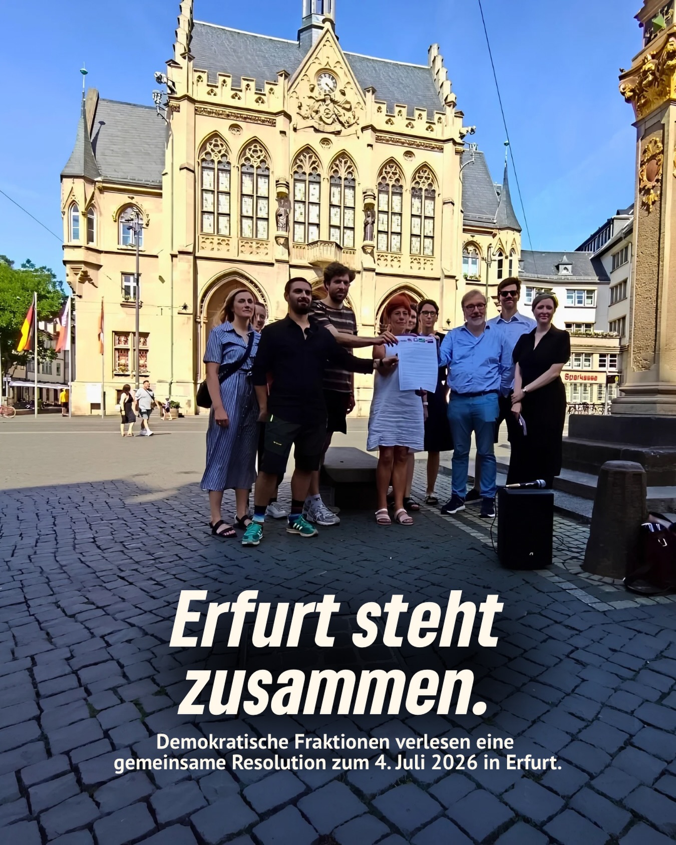 Stadtrat steht zusammen!
Wir wir haben heute mit allen demokratischen Fraktionen unsere Resolution zum 4. Juli 2026 verlesen.
Der beste Schutz der Demokratie ist ihre gelebte Praxis. Mündige Bürger*innen mischen sich ein. Sie ergreifen Partei für die freiheitlich-demokratische Grundordnung.
Sie nutzen Grundrechte - auch die Versammlungsfreiheit. Darum laden wir am 4. Juli 2026 zu einem offenen, fröhlichen, friedlichen und entschlossenen Fest der Demokratie - Zusammenstehen - ein.
Wir stehen zusammen!
#erfurt #grüeneerfurt #jasperrobeck #grüneimstadtrat #zusammenstehen