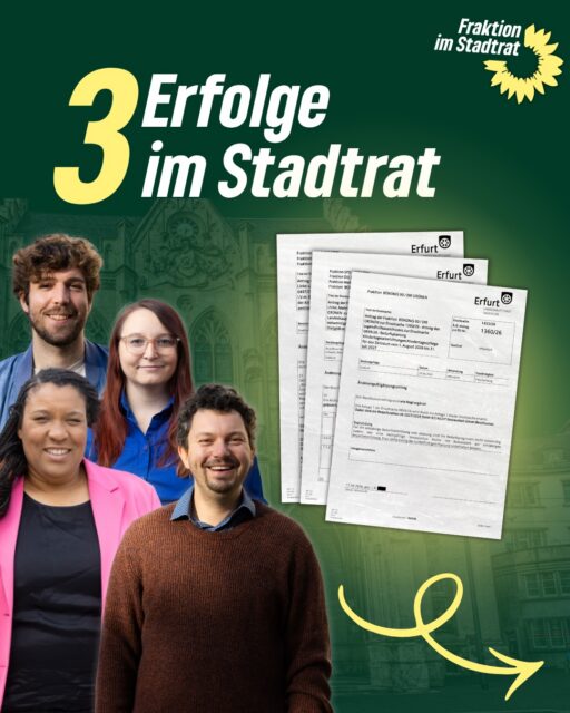 Drei wichtige grüne Erfolge im Erfurter Stadtrat – drei starke Signale für soziale Gerechtigkeit, Teilhabe und eine moderne Stadtpolitik 💚🌻
📍 Pyrotechnikverbot Altstadt
Verbot von privatem Feuerwerk in der Altstadt an Silvester.
Bürger*innen sollen über die Regelungen informiert und eingebunden werden.
Jährlich soll eine professionell organisierte Licht‑, Laser‑ oder Drohnenshow angeboten werden.
Zeitplan: Erste zentrale Großveranstaltung zu Silvester 2027/2028; finales Konzept inkl. Budget im Nachtragshaushalt 2027.
📍 Stellplatzsatzung
Zeitgemäße Stellplatzsatzung: Weniger verpflichtende PKW‑Stellplätze bei Neubauten, besonders in der Innenstadt; stärkere Berücksichtigung von ÖPNV, Radverkehr und modernen Mobilitätskonzepten.
Der ursprüngliche Entwurf des OB war zu schwach – der gemeinsame Änderungsantrag reduziert Stellplatzvorgaben weiter und stärkt die Verkehrswende.
Ablösesummen erhöht: Höhere Zahlungen beim Verzicht auf private Stellplätze zur Finanzierung öffentlicher Alternativen; allerdings nicht so mutig wie in anderen Städten.
📍 Kita‑Bedarfsplanung
Wir streichen alle Bedarfszahlen ab 2027/28, da eine einjährige, rechtlich bindende Bedarfsplanung keine mehrjährigen – und aus unserer Sicht unzuverlässigen – Prognosen enthalten darf.
Schutz der mittelfristigen Planung & Kitamoratorium: Durch den Ausschluss der Folgejahre stellen wir sicher, dass vorläufige Zahlen die Debatte über das Kitamoratorium nicht beeinflussen; zudem wird vermieden, dass rechtliche Grundlagen geschaffen werden, die möglicherweise zur Schließung von Kitas führen könnten.
#erfurt #grüneerfurt #grüneimstadtrat #grüne #bündnisgrüne