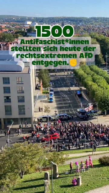 Der Tag der Deutschen Einheit erinnert uns daran, dass viele Meschen gemeinsam etwas ändern können: 1989 waren es mutige Erfurter*innen und viele Andere in der ehemaligen DDR, die sich zusammen ein Leben in Freiheit, Demokratie und Vielfalt erkämpft haben - Werte, die die rechtsextreme AfD täglich angreift. 
Deshalb waren wir heute mit vielen Menschen auf der Straße: #KeineEinheitmitFaschisten
Wie immer geht ein riesiges DANKE an  @aufdieplaetze_ef für die Orga!
#Erfurt #Wirsindmehr #Freiheit #Demokratie #Vielfalt #allezusammen #grueneerfurt