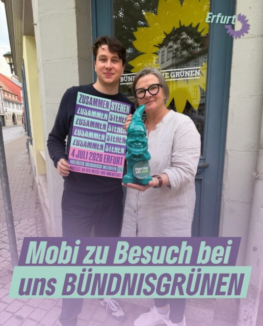 🌻💚 Mobi ist unterwegs!
Das Maskottchen von @zusammensthen hat uns Bündnisgrüne besucht und macht damit den nächsten Halt auf seiner Reise durch die Stadt bis zum Demokratiefest am 04. Juli🚶‍♂️🧳

Er wollte natürlich wissen, was wir am 4. Juli beim Demokratiefest in Erfurt planen ❓❓❓

Uns Bündnisgrüne findest du am Stand auf dem Theamterplatz mit tollen und gesprächigen Aktionen. Wir freuen uns auf die Gespräche und Begegnungen. 

Gemeinsam stehen wir zusammen für Vielfalt, Solidarität und eine offene Stadt. ✨
Danke für die Unterstützung und den Besuch! 💚

#zusammenstehen #erfurt #vielfalt #grüneerfurt #solidarität