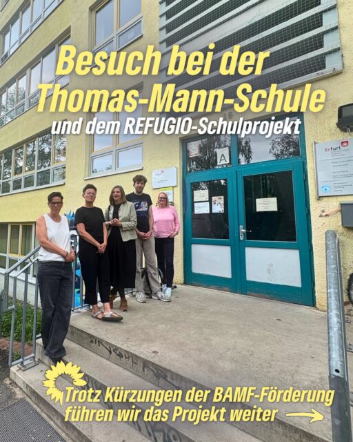 Besuch bei der Thomas-Mann-Schule und dem REFUGIO-Schulprojekt 🌻

Trotz Kürzungen der BAMF-Förderung führen wir das Projekt weiter – für dieses Jahr haben wir im Stadtrat 150.000 Euro dafür bereitgestellt.

Der Refugio Thüringen e.V. leistet seit Jahren wichtige Arbeit für geflüchtete Kinder und Jugendliche: psychologische Unterstützung, niedrige Schulabbrecherquote, echte Perspektiven. Genau solche Angebote dürfen nicht an fehlender Finanzierung scheitern.

Unser Fazit nach dem Besuch: verlässliche Unterstützung an Schulen ist unverzichtbar – wir setzen uns dafür ein, dass erfolgreiche Projekte wie dieses langfristig bestehen bleiben.

#erfurt #grüneerfurt #flucht #bildungsgerechtigkeit #migration