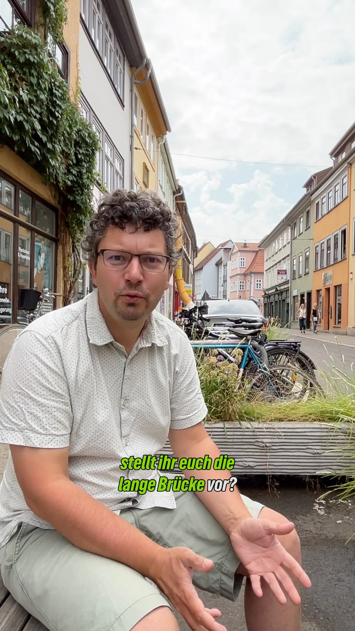 Wir haben die Forderung die Lange Brücke autofrei zu gestalten und erlebbar zu machen. Die Verwaltung macht bereits Schritte in die die richtige Richtung. 

Wie stellt ihr euch die Lange Brücke vor? 
Schreibt es in die Kommentare👇🏼 

#erfurt #grüneerfurt #langebrücke #grünwirkt #autofrei