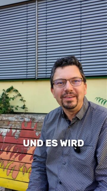 ☀️🏫 Hitzeschutz an Schulen wird immer wichtiger!

Heiße Sommertage belasten gerade Kinder und Lehrkräfte besonders. Deshalb müssen wir unsere Schulen fit für die Folgen der Klimakrise machen. 🌡️🌳💧

Hitzeschutz darf nicht erst dann Thema werden, wenn die Klassenräume bereits überhitzt sind. Bei Sanierungen und Neubauprojekten müssen Hitzeschutzmaßnahmen von Anfang an mitgeplant werden – zum Beispiel durch Verschattung, Begrünung, gut durchdachte Lüftung und weitere Maßnahmen für ein angenehmes Lernklima. 🌿🏫

Wir Grüne setzen uns dafür ein, dass Hitzeschutz an unseren Schulen konsequent mitgedacht und umgesetzt wird. Denn gute Bildung braucht gute Lernbedingungen – auch bei 30 (oder 36) Grad und mehr. 💚

#erfurt #grüneerfurt #grünwirkt #hitzeschutz #grüneimstadtrat