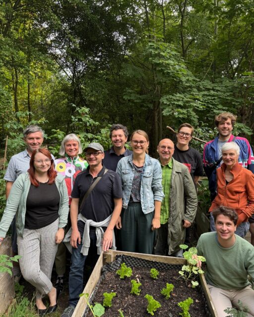 Diesen Montag haben wir unsere Fraktionssitzung in einem etwas anderen Rahmen abgehalten, in der Lagune und mit sommerlicher Atmosphäre. Neben dem gewohnten Austausch über aktuelle Themen aus den Ausschüssen und einem Ausblick auf unsere Initiativen nach der Sommerpause im Stadtrat, haben wir uns in zwei Gruppen der Nachbesprechung unserer Klausurtagung gewidmet (Grüße gehen raus an @derspreki !)
Mit dabei wie immer viele engagierte sachkundige Bürger*innen, die unsere Arbeit mit Herz und Verstand begleiten.
Ein herzliches Dankeschön an die @lagune_erfurt für die tolle Location, gerne wieder. Und natürlich an alle, die sich für die Grünen Erfurt in den Ausschüssen einsetzen 💚