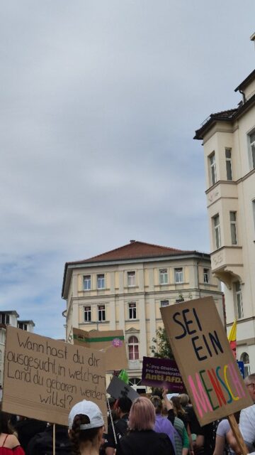 Danke Erfurt und alle, die von außerhalb angereist sind. Das war krass! Wir waren so viele und haben ein Zeichen gegen den Faschismus gesetzt. Weil wir dieses Land nicht der AfD überlassen werden, sondern weiter dafür kämpfen, dass alle sich willkommen fühlen ♥️💛💚💙💜
#erfurt #grüneerfurt #afdnee #afdparteitag #fckafd