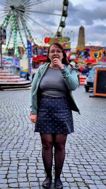 Erfolg für mehr Inklusion! 🌟
In der letzten Stadtratssitzung konnten wir einen wichtigen Schritt durchsetzen: Die Stille Stunde kommt auf den Weihnachtsmarkt!
Dieses Jahr wird sonntags von 11 bis 12 Uhr auf grelle Lichter und laute Musik verzichtet. Ein erster Testlauf für inklusivere Stadtfeste.
In Jena und Halle wurde das Konzept schon erfolgreich erprobt und trifft dort auf großen Anklang.
Das ist besonders wertvoll für Menschen, die auf Reize wie Lärm und Licht sensibel reagieren und für alle, die sich eine ruhigere Atmosphäre wünschen. 💚
#StilleStunde #WeihnachtsmarktErfurt #grüneerfurt #Inklusion