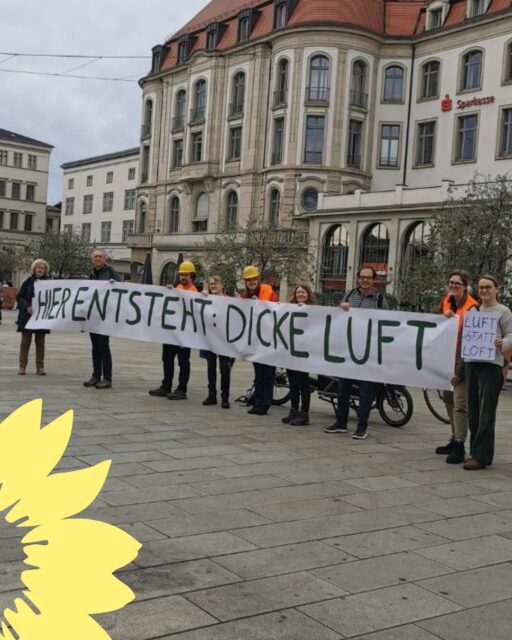 In Hochheim soll ein neues Baugebiet entstehen, mitten in der Klimaschutzzone 1. Dort, wo heute noch fruchtbare Böden Wasser aufnehmen und kühle Luft in die Stadt strömt, könnten bald Einfamilienhäuser stehen.

Wir haben uns am Samstag Gemeinsam mit Anwohner*innen auf dem Bahnhofsvorplatz versammelt, um ein klares Zeichen zu setzen: Diese Bebauung ist kein Beitrag zur Lösung der Wohnungsfrage, sondern eine Gefahr für Klima, Umwelt und den sozialen Zusammenhalt in Erfurt. Wir fordern Luft für alle statt Loft für wenige!

Hochheim ist schon jetzt regelmäßig von Überschwemmungen betroffen. Weitere Versiegelung würde die Lage verschärfen. Und die Umwandlung von Garten- und Nutzflächen in teures Bauland hilft nicht denen, die bezahlbaren Wohnraum brauchen. Denn tatsächlich bindet die Herstellung von Baurecht auch für nur drei Häuser stark Verwaltungskapazitäten - die beim sozialen Wohnungsbau und anderen Bebauungsplänen fehlen.

Am Mittwoch wird im Stadtrat darüber entscheiden. Für uns Grüne ist klar: Keine Politik auf Kosten der Umwelt. Keine Entscheidung zu lasten Vieler. Und keine weitere Aufweichung des Klimaschutzes.

#luftstattloft #hochheim #grüneerfurt