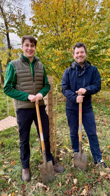 Gemeinsam für mehr Grün in Erfurt! 🌳
Erfurts Radfahrer*innen haben beim @stadtradeln alles gegeben: 842.905 Kilometer sind das stolze Endergebnis! Pro 1.000 Kilometer spendet das Umwelt- und Naturschutzamt einen Baum. Das heißt: 842 neue Bäume für unsere Stadt. Gepflanzt wurden diese gestern  in der Geraaue, genauer gesagt im Auwäldchen nördlich des Auenteichs.
Auch wir Grüne  waren mit dabei – wir sind stolz, dass 13 Bäume von uns erradelt wurden. Jetzt kommt es darauf an, dass diese Bäume gepflegt werden und langfristig wachsen können. Genauso brauchen Radfahrende sichere Wege, 
Radeln und Pflanzen allein genügen nicht. Wir brauchen eine Politik, die Stadtgrün stärkt und Radwege erblühen lässt. 
Vielen Dank an alle, die mitgemacht haben – gemeinsam schaffen wir ein grüneres, gesünderes und verkehrssicheres Erfurt.
#GrüneErfurt #Stadtradeln2025