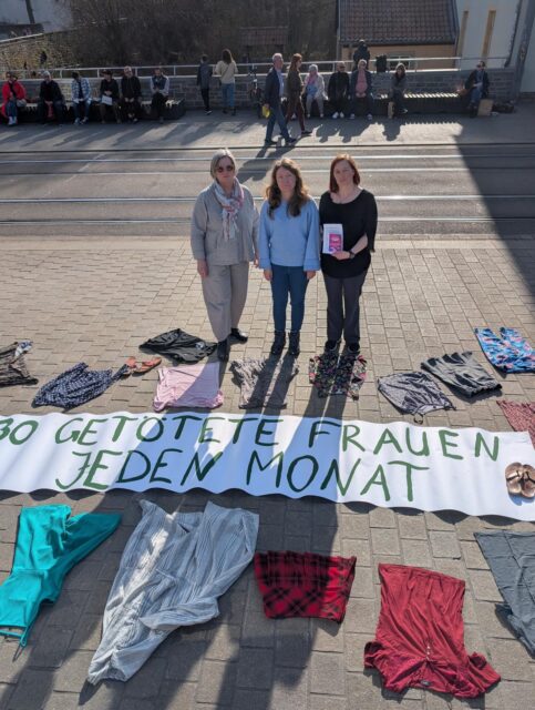 30 Kleidungsstücke. 30 Frauen.

Heute haben wir in Erfurt 30 Kleidungsstücke auf den Boden gelegt – so viele Frauen werden in Deutschland jeden Monat getötet, meist durch ihren Partner oder Ex-Partner - Tendenz steigend.

Wir fordern endlich wirksamere Maßnahmen gegen Femizide:  ausreichend Schutzplätze in Frauenhäusern, flächendeckende Täterarbeit, stärkere Berücksichtigung von Gewalt bei Umgangs- und Sorgerechtsregelungen, Präventionsarbeit bereits in der Schule und die Aufnahme von Femiziden als eigenen Straftatbestand.

Die Reaktionen auf die Aktion waren meist positiv, teilweise zeigten sie aber auch, dass noch viel Aufklärungarbeit nötig ist - beispielsweise, wenn Frauen eine Mitschuld an der Gewalt gegeben wird, das Ausmaß des Problems angezweifelt wird oder Gewalt gegen Männer als „viel schlimer“ eingeordnet wird. Es gibt also noch viel zu tun - packen wir’s an 💪

#erfurt #grüneerfurt #femizide #feminism #frauentag