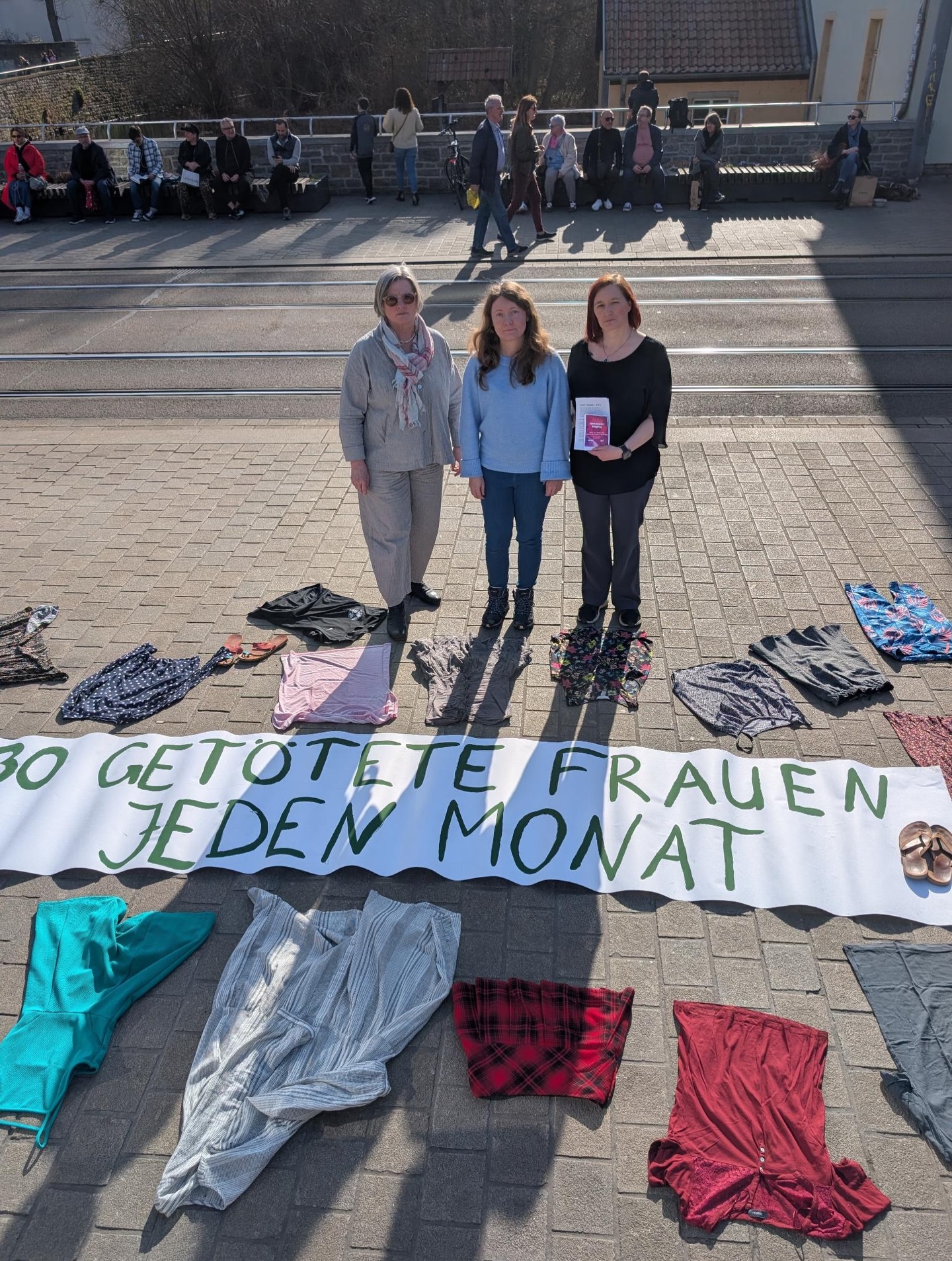 30 Kleidungsstücke. 30 Frauen.

Heute haben wir in Erfurt 30 Kleidungsstücke auf den Boden gelegt – so viele Frauen werden in Deutschland jeden Monat getötet, meist durch ihren Partner oder Ex-Partner - Tendenz steigend.

Wir fordern endlich wirksamere Maßnahmen gegen Femizide:  ausreichend Schutzplätze in Frauenhäusern, flächendeckende Täterarbeit, stärkere Berücksichtigung von Gewalt bei Umgangs- und Sorgerechtsregelungen, Präventionsarbeit bereits in der Schule und die Aufnahme von Femiziden als eigenen Straftatbestand.

Die Reaktionen auf die Aktion waren meist positiv, teilweise zeigten sie aber auch, dass noch viel Aufklärungarbeit nötig ist - beispielsweise, wenn Frauen eine Mitschuld an der Gewalt gegeben wird, das Ausmaß des Problems angezweifelt wird oder Gewalt gegen Männer als „viel schlimer“ eingeordnet wird. Es gibt also noch viel zu tun - packen wir’s an 💪

#erfurt #grüneerfurt #femizide #feminism #frauentag